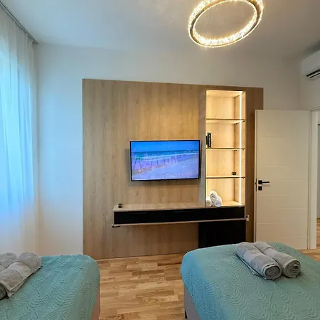 London Pool Luxury Golem (Tirana)