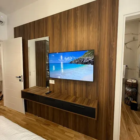 London Pool Luxury *