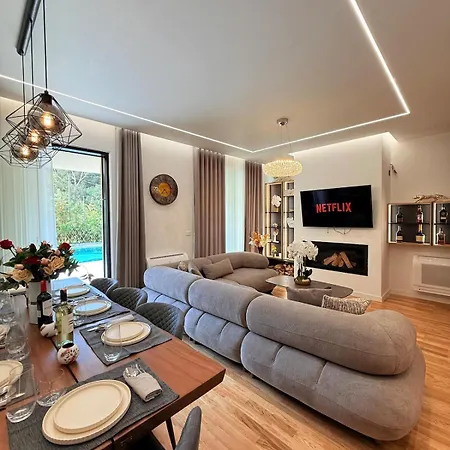 London Pool Luxury * Golem (Tirana)