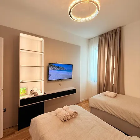 London Pool Luxury Golem (Tirana)