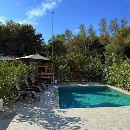 London Pool Luxury Villa *